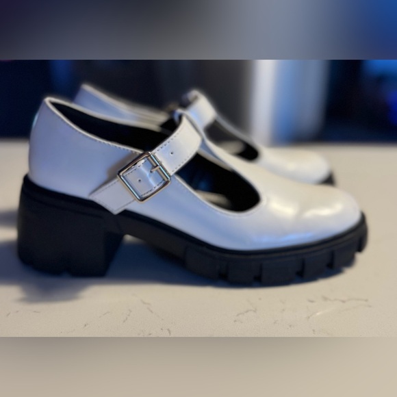 Madden Girl White Chunky Heel Mary Jane Shoes - Adjustable Strap Size 7.5 M - Picture 5 of 15